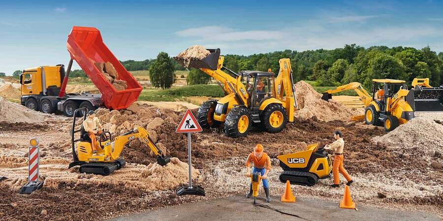 Utilaje de construcții Bruder: excavatoare JCB, mini-excavator și basculantă pe un șantier la scara 1:16
