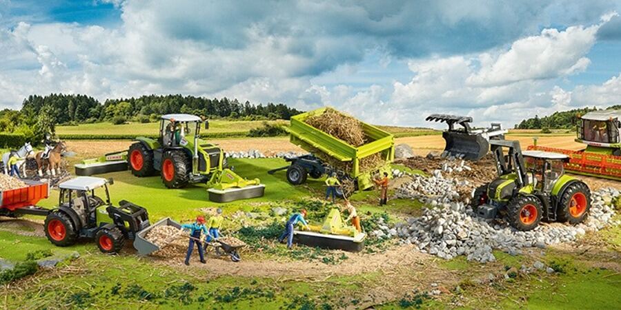 Tractoare Bruder Claas cu remorci și combină de recoltat, pe un câmp la scara 1:16